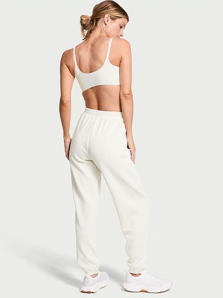 Жіночі джоггери Victoria's Secret VSX Featherweight Knit Jogger Pant &mdash; основне фото товару, вигляд спереду