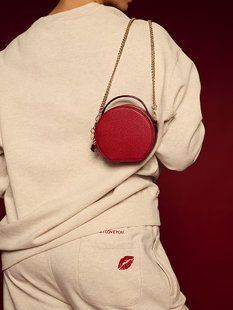 Сумка Victoria&rsquo;s Secret Hat Box Crossbody Bag Red &mdash; основне фото товару, вигляд спереду