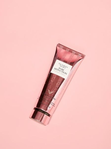 Лосьйон для тіла Victoria's Secret Pure Seduction Fashion Show '24 Runway Shine Iconic Shimmer Fragrance Lotion &mdash; основне фото товару, вигляд спереду
