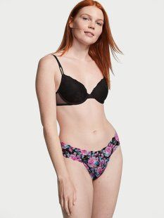 Мережевні Трусики Victoria's Secret Lace Thong Panty &mdash; основне фото товару, вигляд спереду
