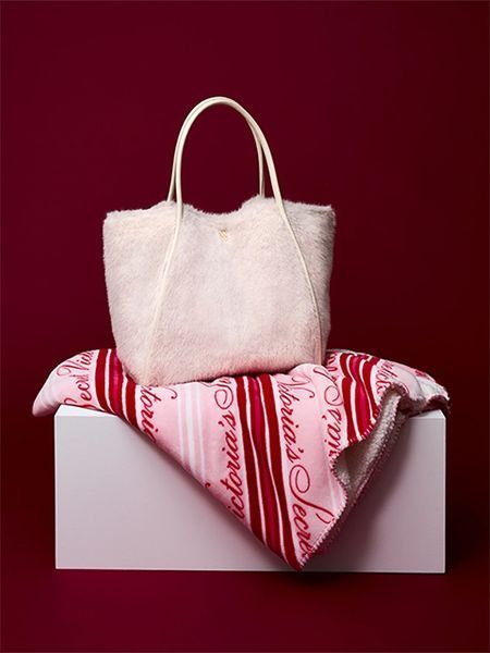 Плед Victoria's Secret Cozy Plush Sherpa Blanket &mdash; основне фото товару, вигляд спереду