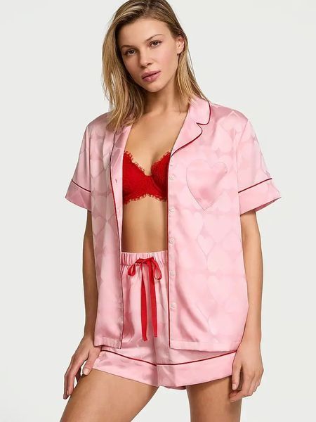 Піжама з шортиками Victoria's Secret Glazed Satin Heart Short Pajama+Безшовні трусики Victoria's Secret No-Show Thong &mdash; основне фото товару, вигляд спереду
