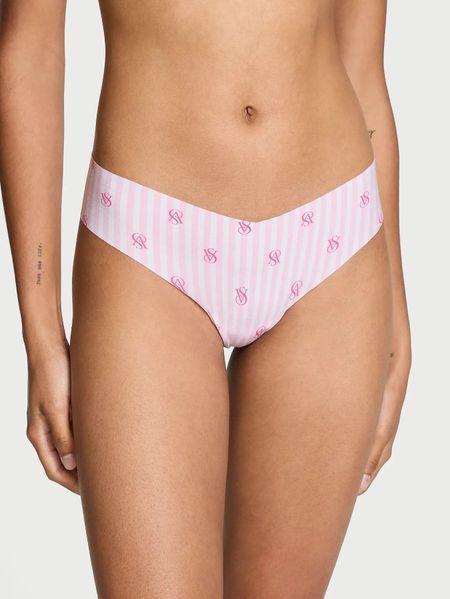 Піжама з шортиками Victoria's Secret Glazed Satin Heart Short Pajama+Безшовні трусики Victoria's Secret No-Show Thong &mdash; основне фото товару, вигляд спереду