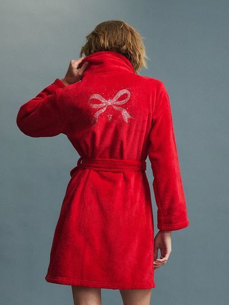 Халат Victoria's Secret Cozy Plush Robe Logo Embroidery Lipstick &mdash; основне фото товару, вигляд спереду