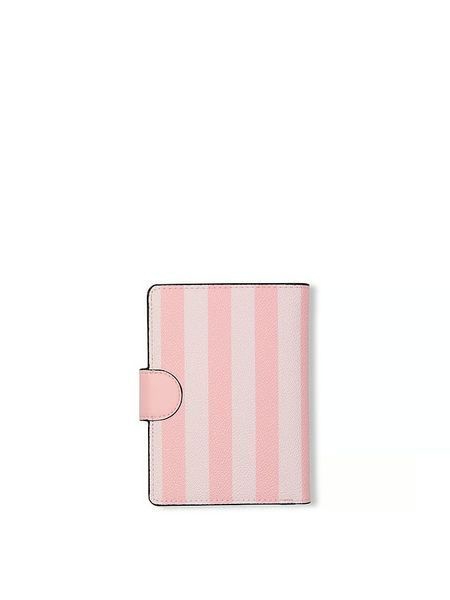 Обкладинка для паспорта Victoria's Secret Passport Case Iconic Stripe  &mdash; основне фото товару, вигляд спереду