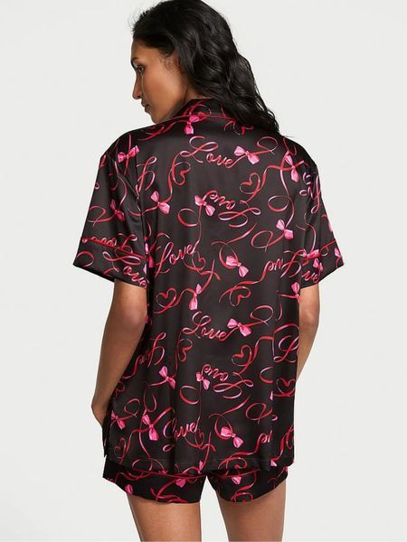 Подарунковий набір Victoria's Secret Піжама з шортиками Glazed Satin Short Pajama Set + Трусики Black Love Script Thong Knickers &mdash; основне фото товару, вигляд спереду