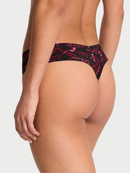 Подарунковий набір Victoria's Secret Піжама з шортиками Glazed Satin Short Pajama Set + Трусики Black Love Script Thong Knickers &mdash; основне фото товару, вигляд спереду