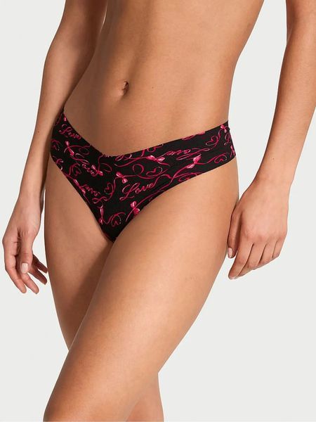 Подарунковий набір Victoria's Secret Піжама з шортиками Glazed Satin Short Pajama Set + Трусики Black Love Script Thong Knickers &mdash; основне фото товару, вигляд спереду
